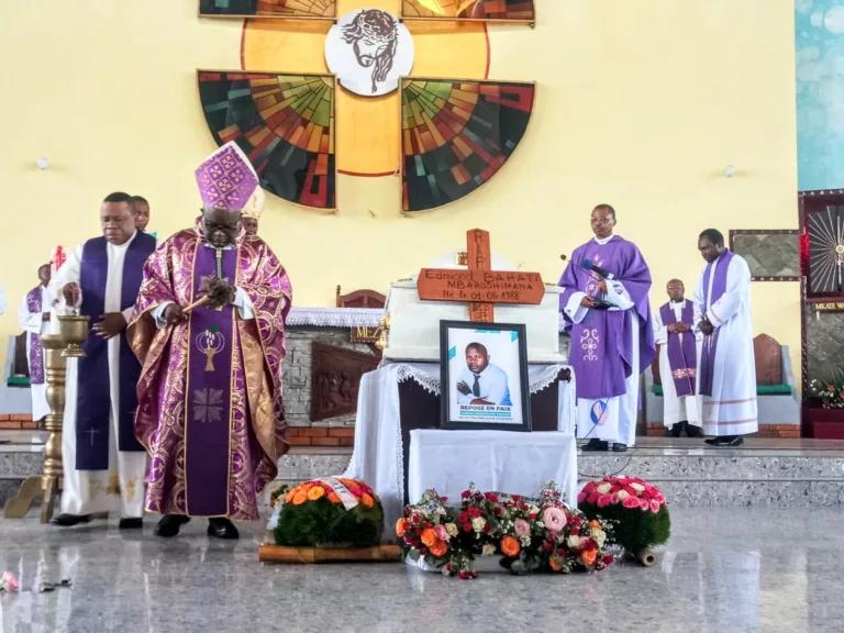 Goma: le journaliste Edmond Bahati enterré après une messe en la cathédrale