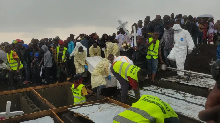 Naufrage sur le lac Kivu : vive émotion à Goma lors de l’enterrement de 11 sur les 31 corps des victimes